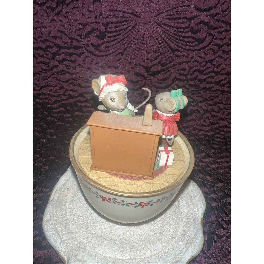 Enesco M. Gilmore designs, winter‎ wonderland, mini musical music box Mice Sled